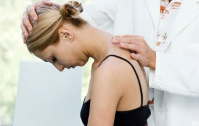To identify osteochondrosis of the spine, the doctor performs a visual examination. 
