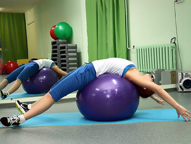 Exercises on fitball for the treatment of osteochondrosis.