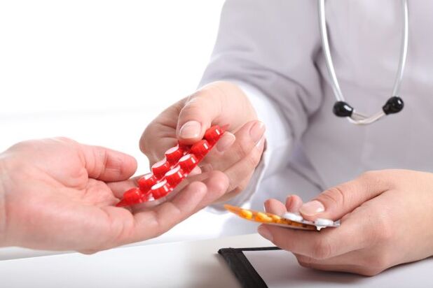 The doctor gives pills to treat osteochondrosis.